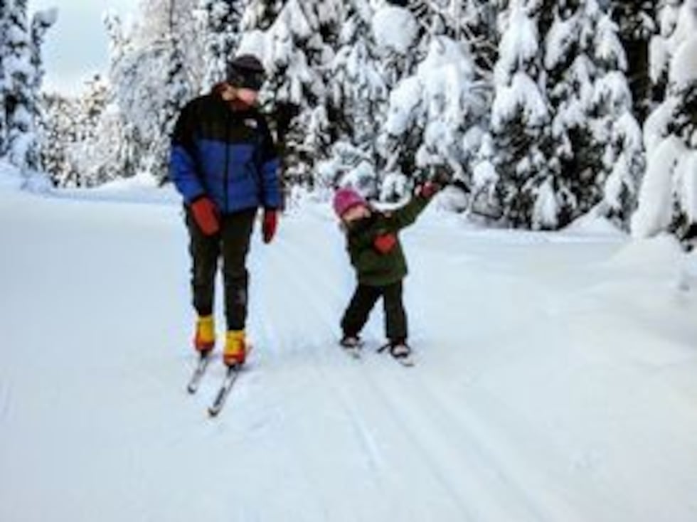 A young Meredith Schwartz skis alongside her mother Alison Arians.
